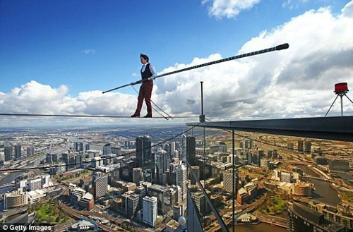 雪梨男子300米高空无防护走钢丝破世界纪录