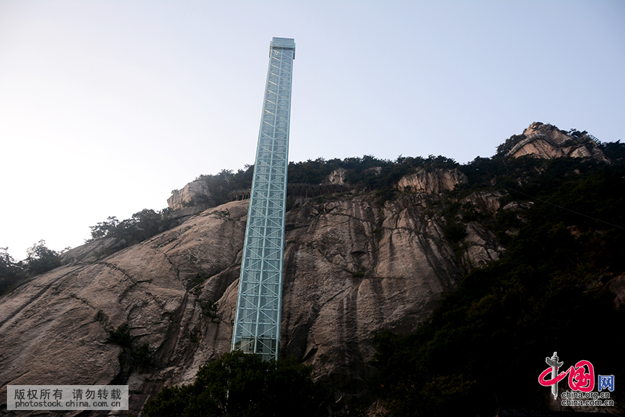 湖北羅田天堂寨建最高觀光電梯 懸空于145米絕壁[組圖]