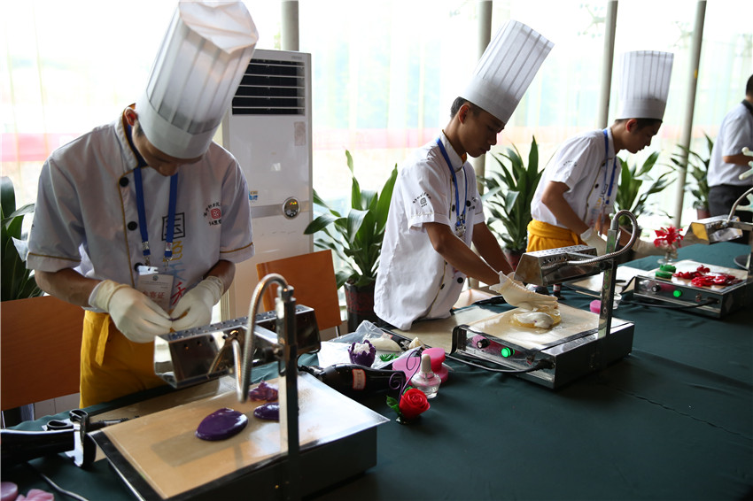 学子'大厨'显身手 首届桂港台职校学生烹饪大赛举行