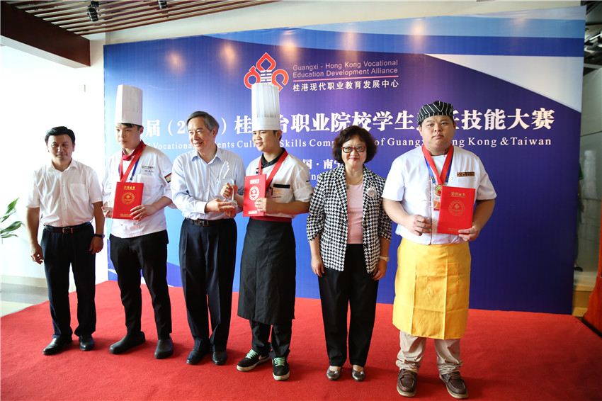 首届桂港台职业院校学生烹饪技能大赛在南宁举行（6/7）