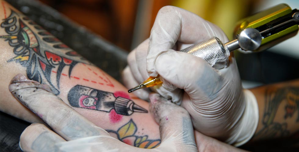 纹身师和他的顾客们