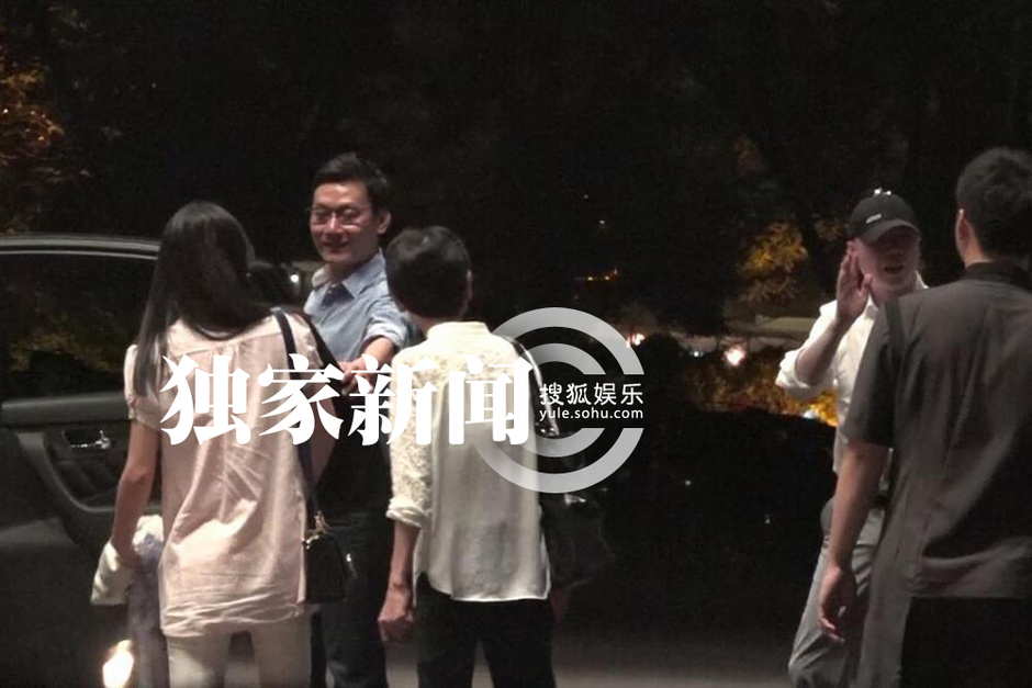 张静初与男友被爆同居照曝光 别墅拥吻(组图)