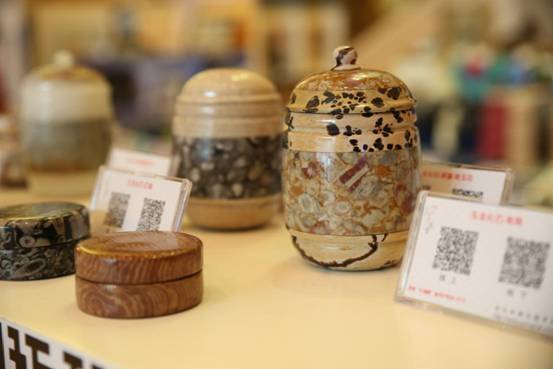 第五屆中國成都國際非物質文化遺産節文化産業項目推介會上，“撲滿愛”非遺産品：玉龍化石茶葉罐