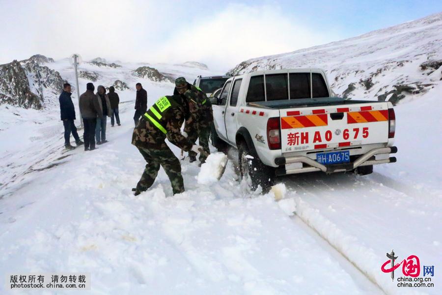 9月22日，边防官兵对受困车辆开展救援。中国网图片库 石晓坤摄