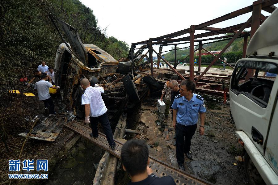 （新華直擊）（2）滬昆高速公路潭邵段事故已致11人受傷　可能造成較嚴重人員傷亡