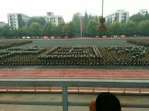 1600名女大学生军训方阵拼出中国梦
