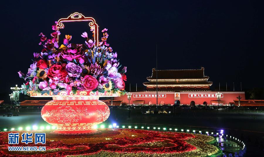 （社会）（1）天安门广场主花坛灯光调试完成