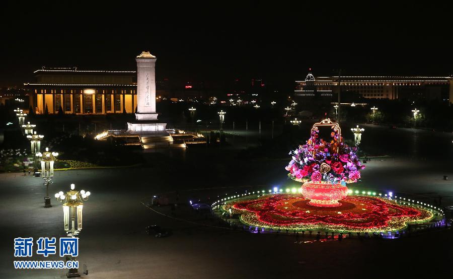 （社会）（2）天安门广场主花坛灯光调试完成