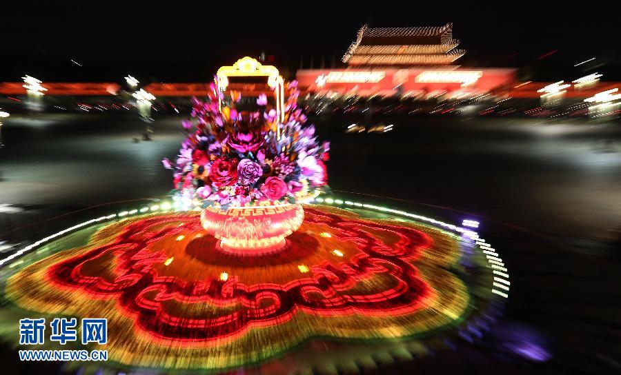 （社会）（3）天安门广场主花坛灯光调试完成