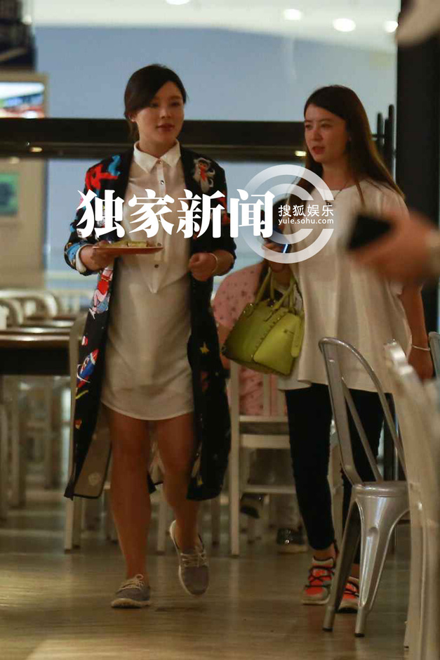 陆川妻子胡蝶挺大肚陪公婆 双腿浮肿仍健步如飞