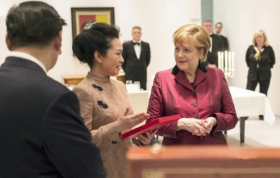 盘点中国"第一夫人"彭丽媛成长照片 史上最全