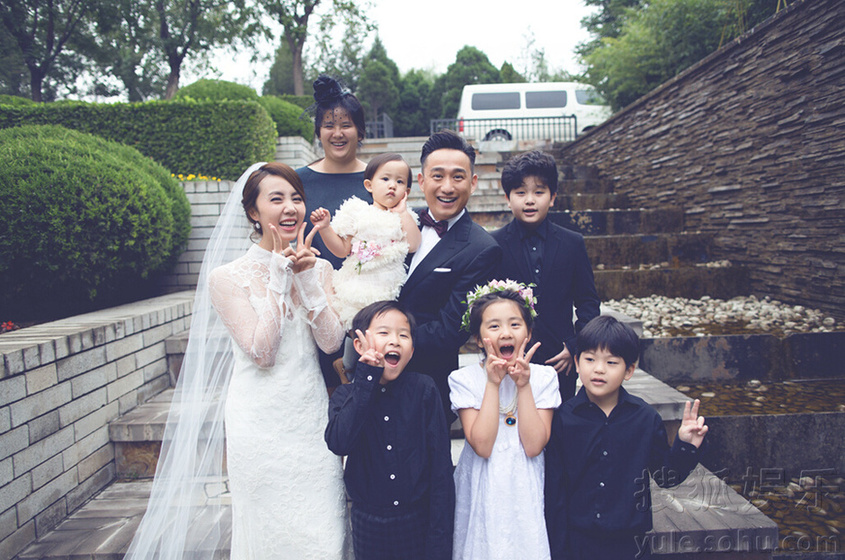 黄磊孙莉办"相爱20周年"派对 披婚纱拍全家福