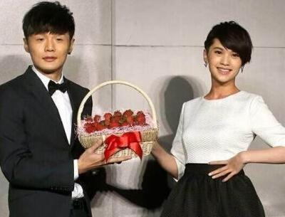  李荣浩前女友回应 李恋情 前女友私照上围傲人