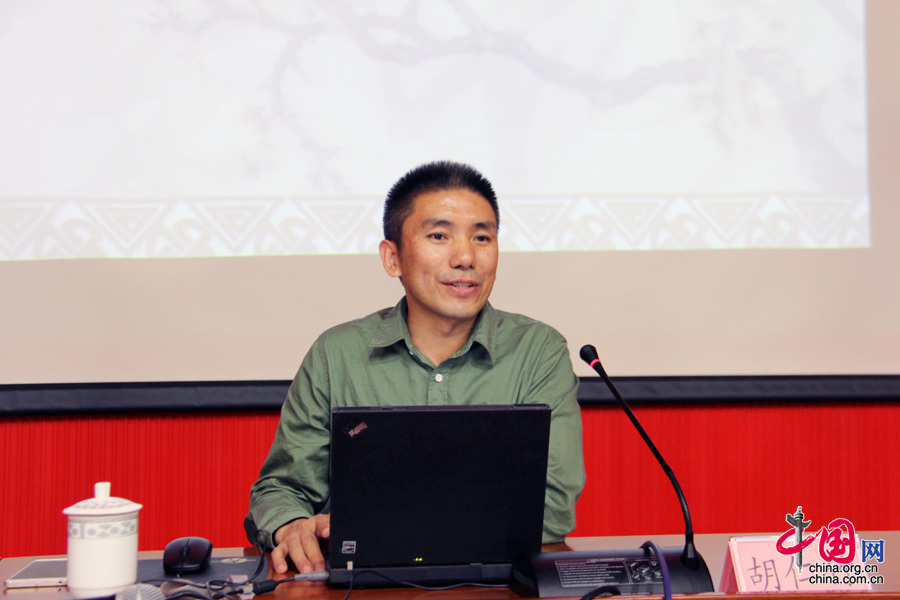 9月29日，中国正骨名医双桥老太太罗有明的关门弟子、国家级非物质文化遗产“罗氏正骨法”传承人、中国脊柱诊疗协会副会长胡仁竹为现场来宾做了关于《脊柱病防治与保养》的健康报告。