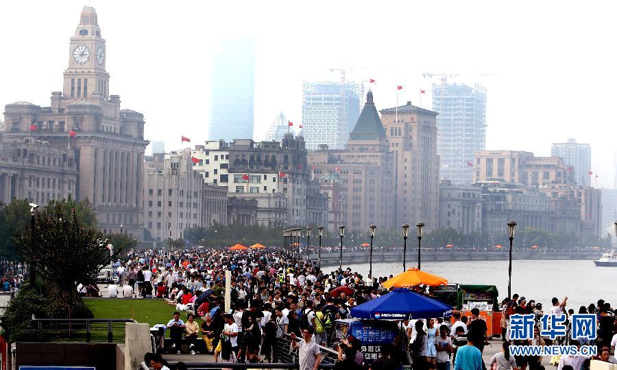 （社會）（2）上海：國慶首日 遊人如織