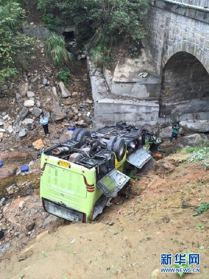 （突发事件）（1）安徽省霍山县发生大巴车坠桥事故 目前已造成7人死亡