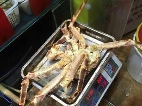 青岛店家卖蟹拔腿 一只帝王蟹近三千元