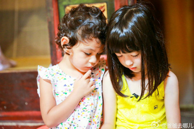 《爸爸3》霓娜日常:献吻诺一 黏夏天