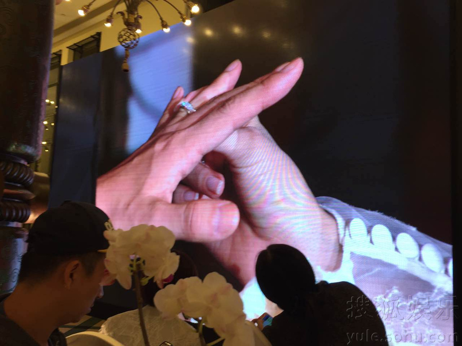 黄晓明baby婚礼现场热吻落泪 群星"疯狂"合影