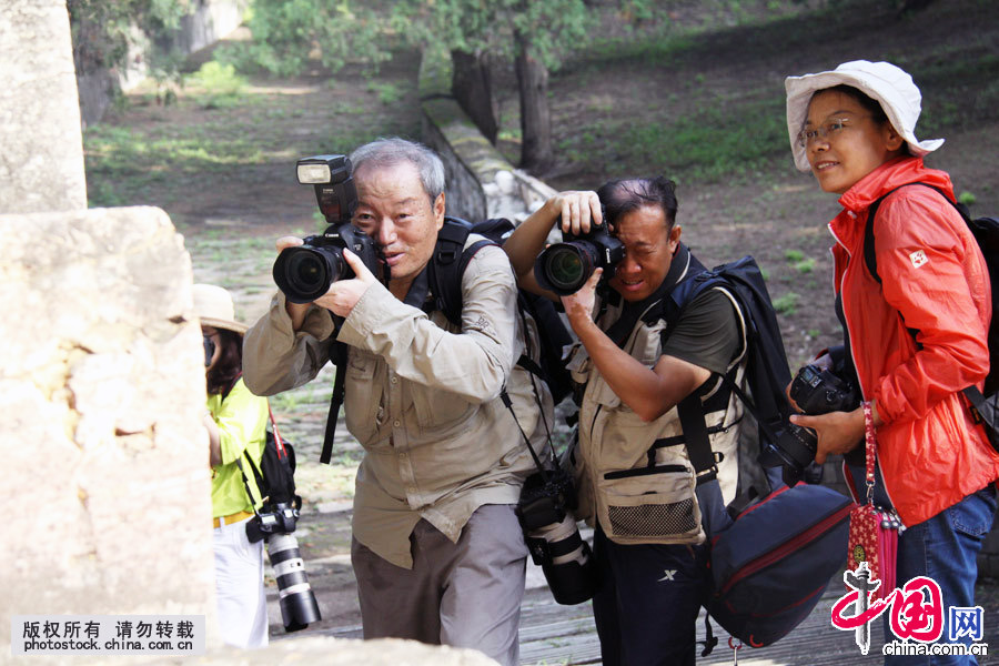 7月24日，“图片故事摄影”与“专题摄影”高级研修班学员在十三陵采风创作。