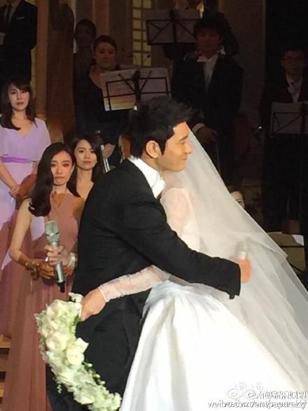 黄晓明baby婚礼现场:林志玲抢到捧花 黄晓明热舞模仿bigbang