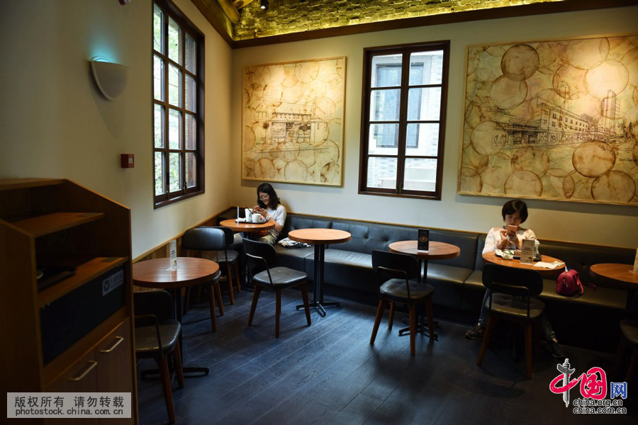 2015年10月10日,位于杭州蒋经国故居内的星巴克咖啡店