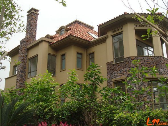 薄家相交等一系列的事件成为网友关注及热议的焦点,但从姜丰的微博看