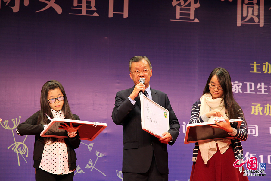  10月11日，香港爱心人士文国堂先生（中）与被资助女孩郭婷、王丽君“一路同行”，亲切互动。中国网记者 张钰摄