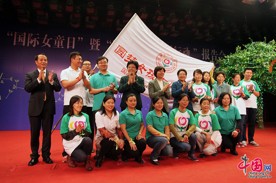 10月11日，志愿者代表和领导嘉宾在会后合影。中国网记者 张钰摄