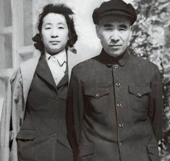 1942年,叶静宜嫁给了林彪,因为林彪的前妻叫王静宜,叶静宜遂将其名