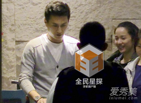 组图:靳东妻子儿子照片曝光 与娇妻李佳恩爱[1