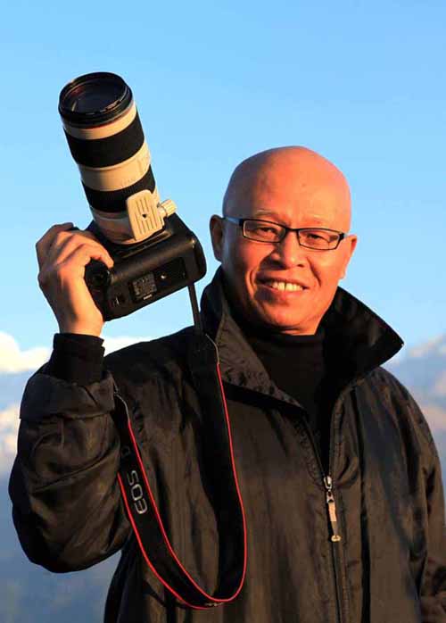 成卫东,中国民族画报社高级记者，国家民委首届“有突出贡献专家”，享受国务院政府特殊津贴，著名摄影家。