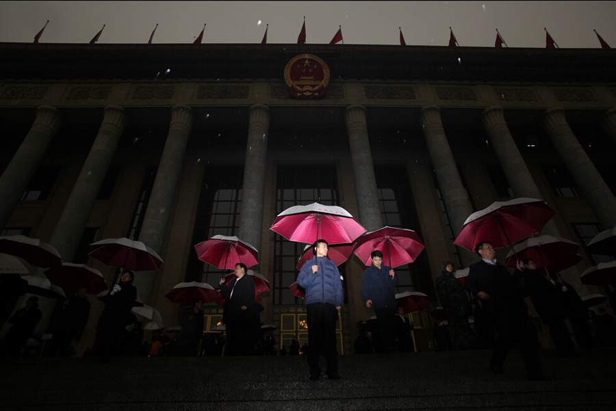 金立旺老师作品展：雨中执勤。