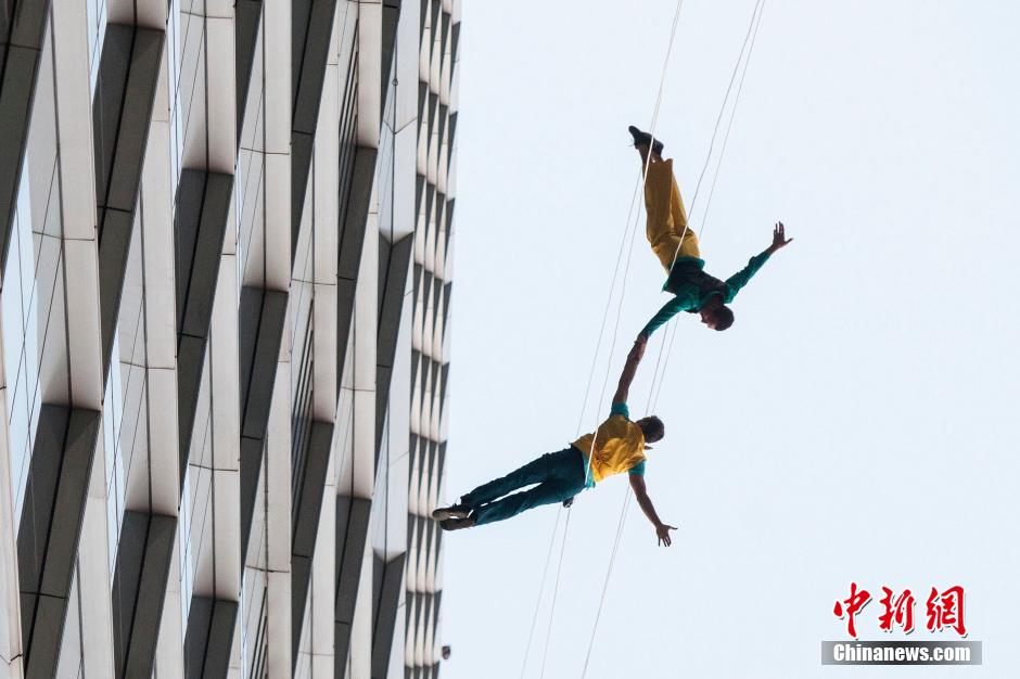 上海街頭現空中芭蕾 舞者80米高空展現自由舞步