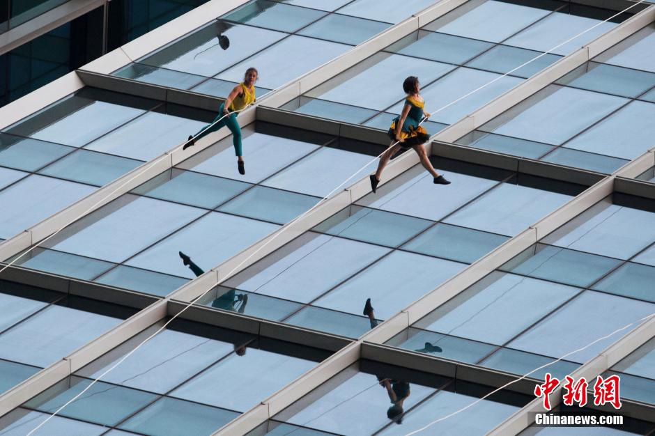上海街頭現空中芭蕾 舞者80米高空展現自由舞步