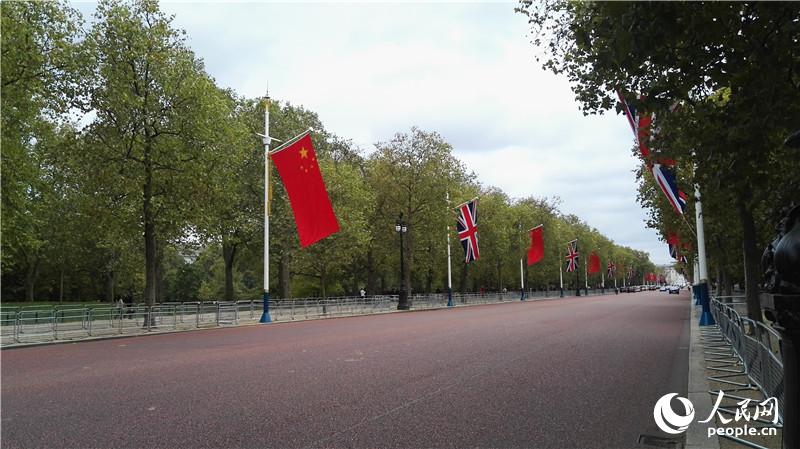 白金汉宫门前的主路两边挂满了巨幅的中英两国国旗