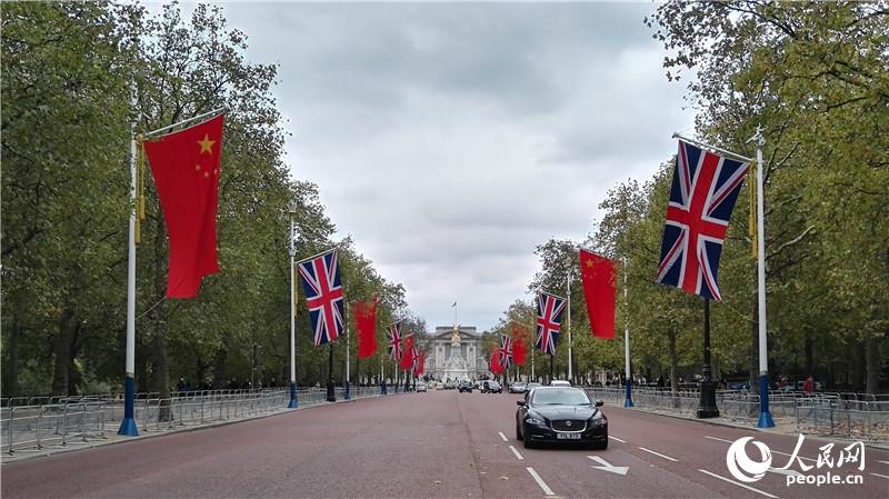 白金漢宮門前的主路兩邊挂滿了巨幅的中英兩國國旗
