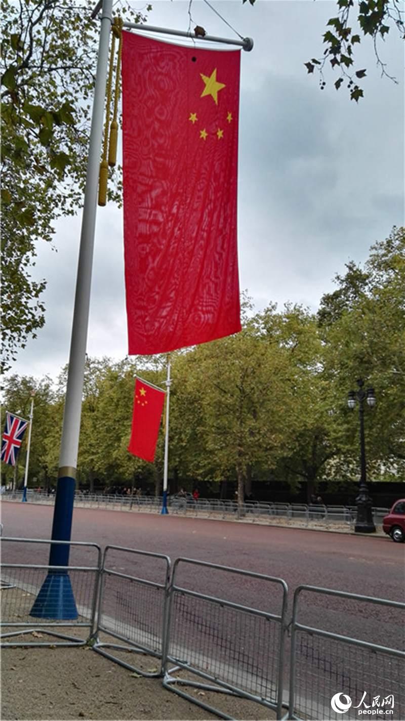 伦敦准备迎接习主席 街头中国国旗招展[组图]