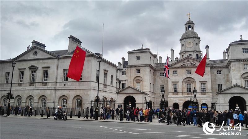 英國皇家衛隊閱兵場門前，中國國旗飄揚