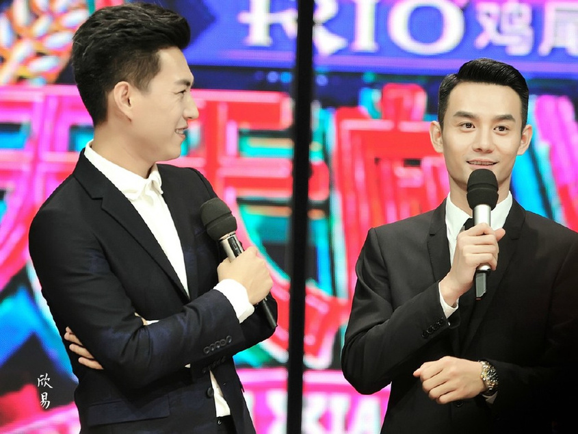 兄弟同框!王凯靳东录制《天天向上》动作表情