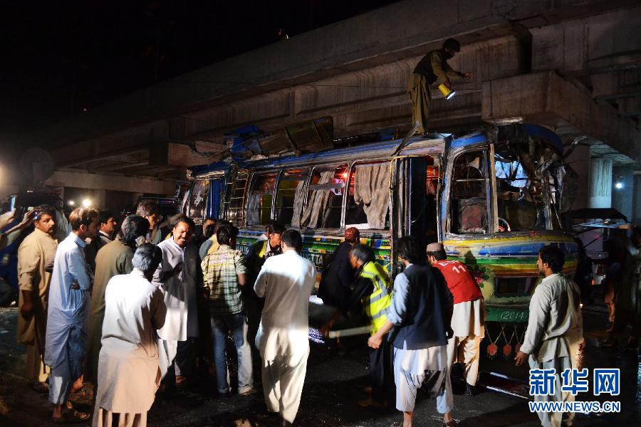 （國際）（3）巴基斯坦一客運汽車遭爆炸襲擊至少11人死亡 