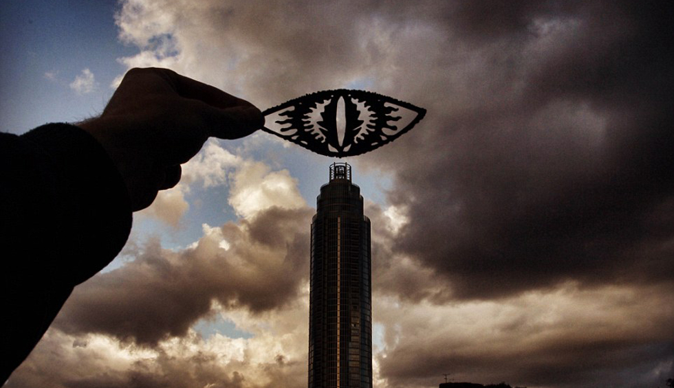 艺术家巧用剪纸恶搞伦敦地标建筑