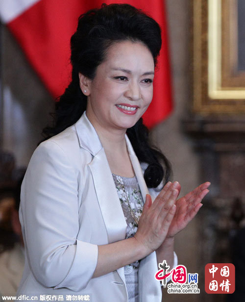 在当今国际政治舞台上,第一夫人们不再甘于站在丈夫的背后如影随形,而