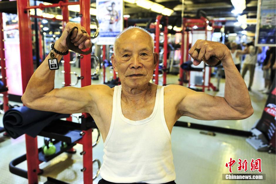 廣州93歲“肌肉爺爺”走紅 堅持健身20年