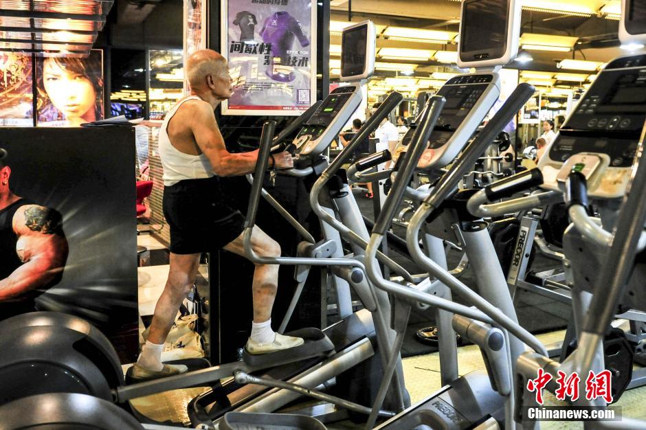 廣州93歲“肌肉爺爺”走紅 堅持健身20年