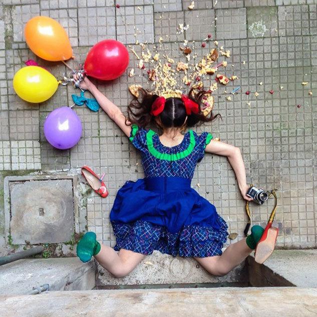 摄影师摆拍逗趣“摔跤”场景