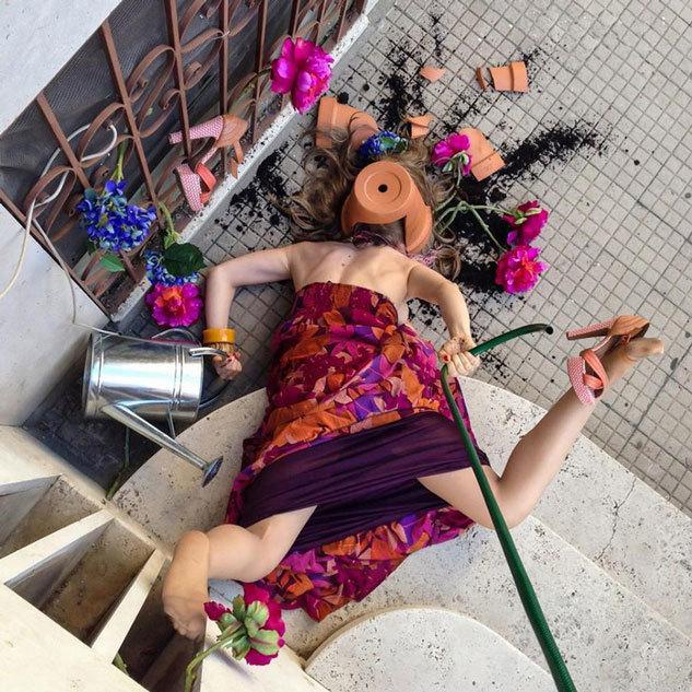 摄影师摆拍逗趣“摔跤”场景