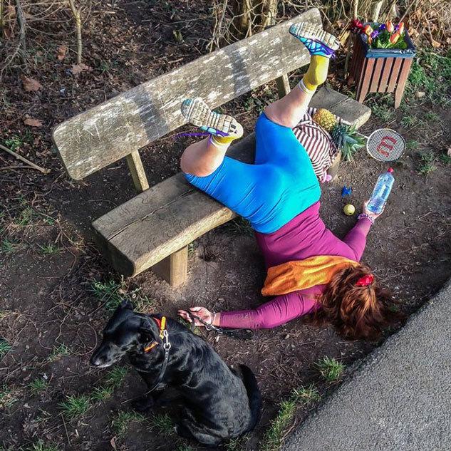 摄影师摆拍逗趣“摔跤”场景