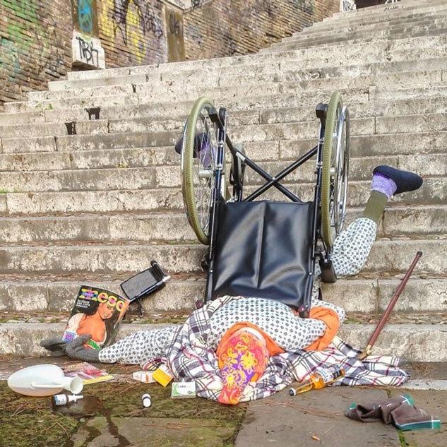 摄影师摆拍逗趣“摔跤”场景