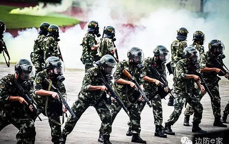 某訓練基地進行緊急拉動,檢驗和提升部隊節日戰備意識和處置反恐硬功